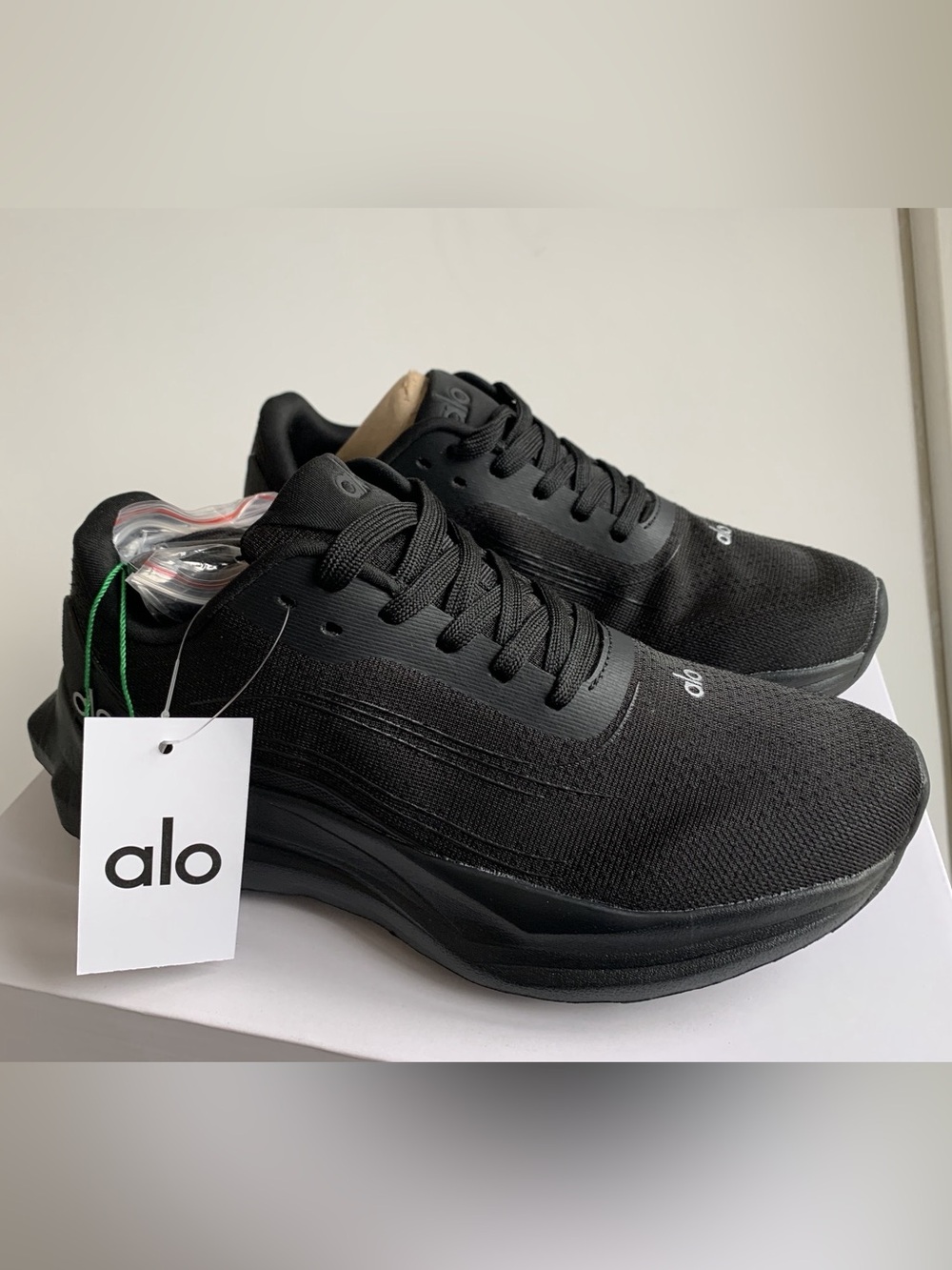ALO Yoga Men's Black Knit Lace-Up Sneakers